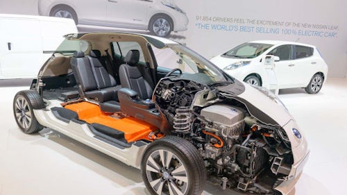 清晰可见的电动汽车内部组装。